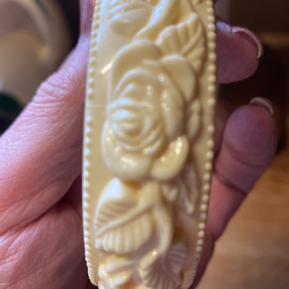 Vintage 1920’s white Bakelite Bracelet with roses - Picture 3 of 3